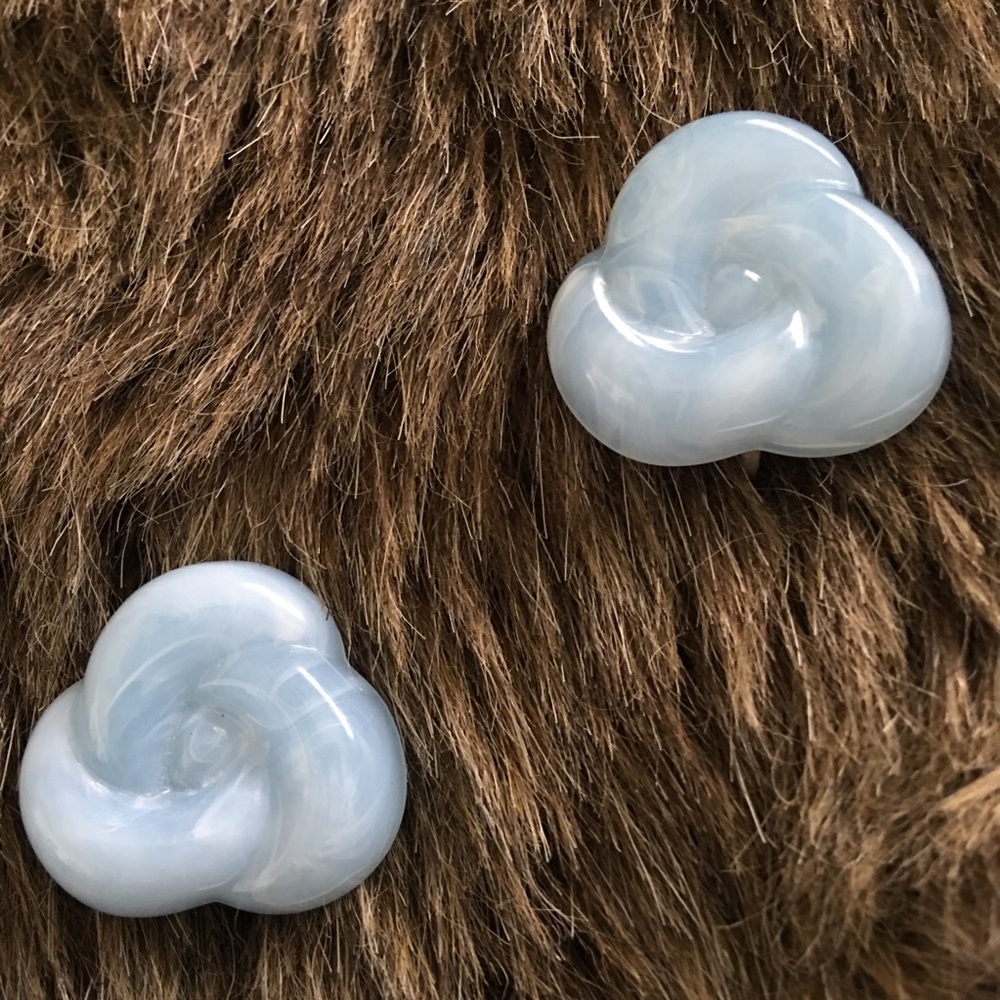 Vintage 70s light blue plastic swirl clip earrings